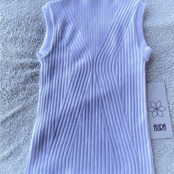 NWT this yoga ribbed top is pure WHITE it just photoed poorly - Picture 5 of 5